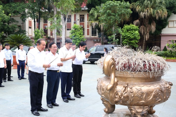 Sáng nay, Phó Thủ tướng Thường trực Trương Hòa Bình và đoàn công tác dâng hương tại Di tích quốc gia đặc biệt Nhà tù Sơn La. Ảnh: VGP