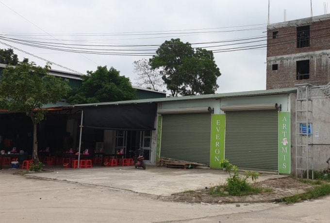 Hàng quán mọc lên xâm chiếm hành lang đê