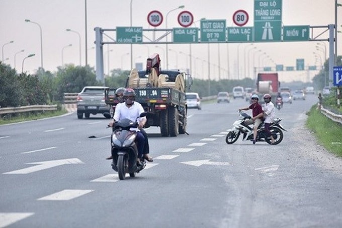 Sẽ xử lí nghiêm tình trạng xe máy đi vào các đường cấm như Đại lộ Thăng Long, vành đai 3 trên cao. Ảnh: TL