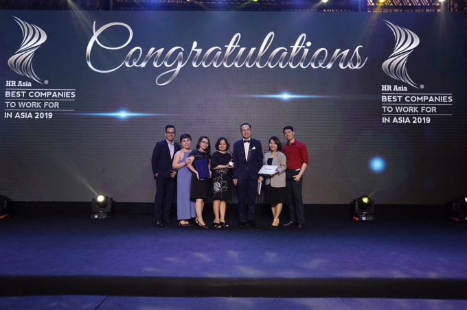 Đại diện Công ty Amway Việt Nam và Ban tổ chức HR Asia Award.