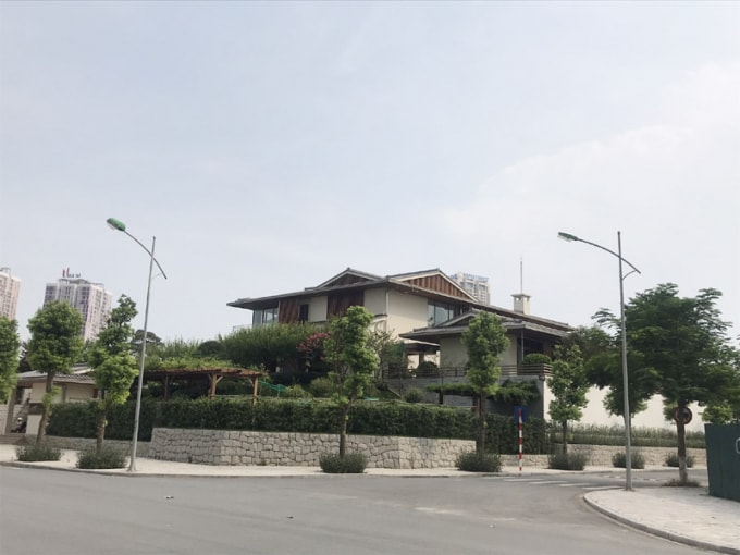 Căn biệt thự tại ô đất ký hiệu K10 đã được UBND TP. Hà Nội chấp thuận chủ trương điều chỉnh quy hoạch kiến trúc từ 2 lô xuống 1 lô, tầng cao công trình 3 tầng.