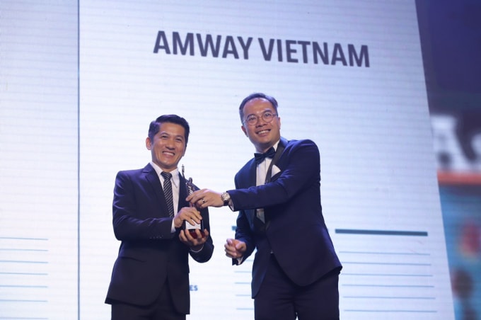 Ông Huỳnh Thiên Triều – Giám đốc Điều hành Amway Việt Nam nhận giải thưởng