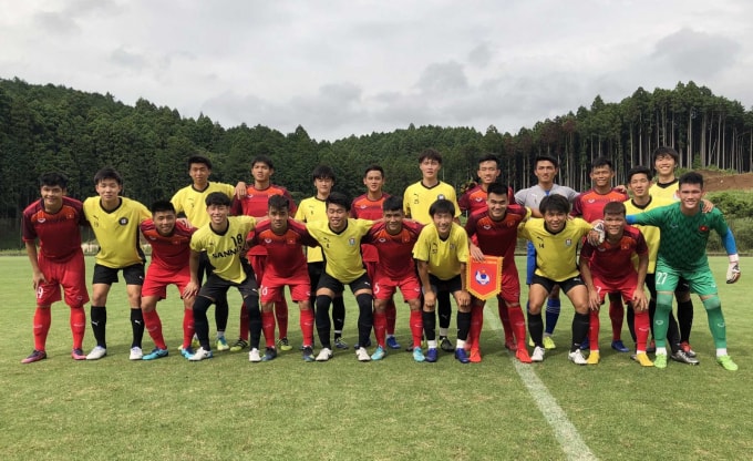 Hai đội U18 Việt Nam và Tuyển SV Đại học Sanno chụp hình lưu niệm. Ảnh: VFF