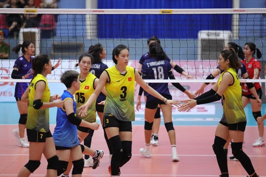 Các tuyển thủ nữ bóng chuyền U23 Việt Nam thi đấu quyết tâm trong trận tranh HCĐ. Ảnh: Báo NLĐ