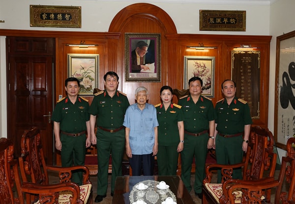 Đại tướng Lương Cường thăm nguyên Tổng Bí thư Lê Khả Phiêu. Ảnh: BQP