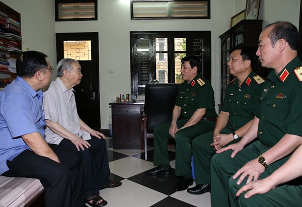 Đại tướng Lương Cường thăm hỏi sức khỏe Đại tướng Nguyễn Quyết. Ảnh BQP