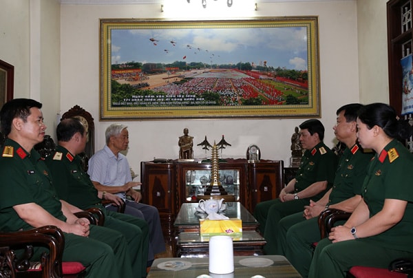 Đại tướng Lương Cường thăm hỏi sức khỏe Thượng tướng Phạm Thanh Ngân. Ảnh BQP