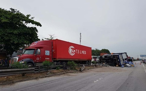 Hiện trường vụ tai nạn giao thông đặc biệt nghiêm trọng trên Quốc lộ 5. Ảnh: TL