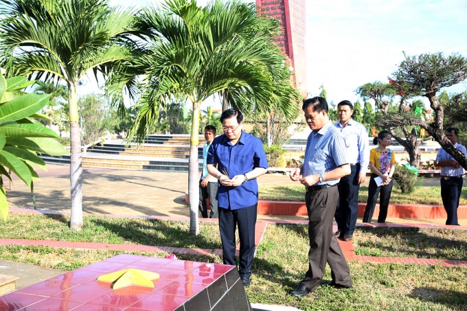 Sáng cùng ngày, Phó Thủ tướng Vương Đình Huệ cùng lãnh đạo tỉnh Phú Yên và đoàn công tác Chính phủ đã tới viếng các anh hùng liệt sĩ đã hy sinh bảo vệ độc lập, thống nhất đất nước tại Nghĩa trang liệt sĩ tỉnh Phú Yên. Ảnh: VGP