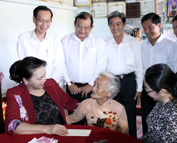 Chủ tịch Quốc hội Nguyễn Thị Kim Ngân đến thăm và tặng quà Mẹ Việt Nam anh hùng Kiều Thị Nông. Ảnh TTXVN