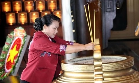 Chủ tịch Quốc hội Nguyễn Thị Kim Ngân dâng hương, dâng hoa tưởng niệm các Anh hùng Liệt sĩ, Mẹ Việt Nam Anh hùng, các bậc tiền bối Cách mạng tại Khu truyền thống Cách mạng Sài Gòn-Chợ Lớn-Gia Định. Ảnh TTXVN