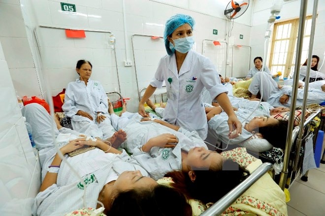 Quá tải bệnh nhân điều trị sốt xuất huyết tại Bệnh viện Bạch Mai. Ảnh: TL