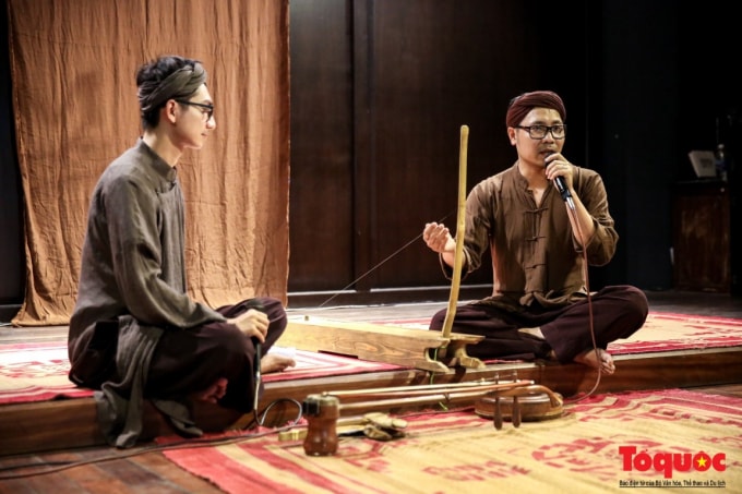 Nghệ nhân Đào Bạch Linh giới thiệu những loại nhạc cụ trong bộ môn nghệ thuật Hát Xẩm