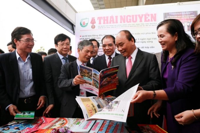 Thủ tướng Chính phủ Nguyễn Xuân Phúc và các đại biểu thăm gian trưng bày Báo Xuân Kỷ Hợi 2019 tại Hội Báo toàn quốc 2019.