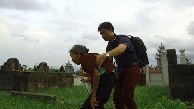 Tác giả cùng mẹ Hà Thị Xuân ra mộ liệt sỹ.
