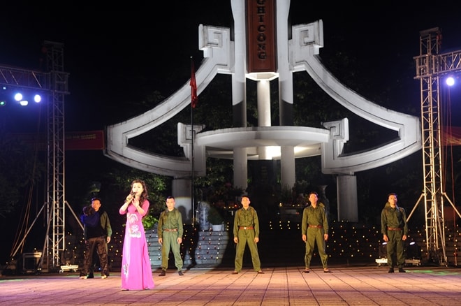 Một chương trình nghệ thuật được biểu diễn tại đêm tri ân. Ảnh: cand.com.vn.