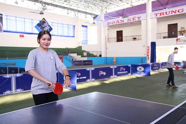 Sinh viên tham gia hoạt động thể thao tại Nhà thi đấu đa năng của Nhà trường