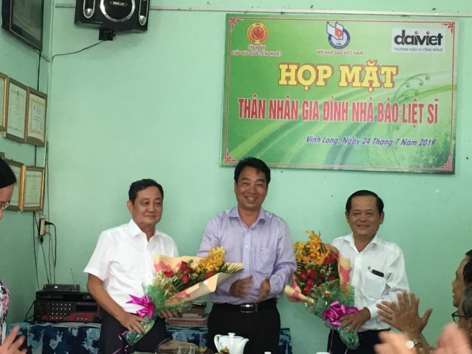 Ông Lữ Quang Ngời - PCT UBND tỉnh Vĩnh Long tặng hoa cảm ơn Hội Nhà báo Việt Nam và báo Nhà báo & Công luận.