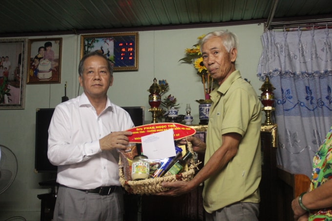 Được biết, đây là những phần quà được trích từ tiền lương của Chủ tịch UBND tỉnh để dành tặng cho những hộ gia đình chính sách.