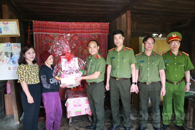 Đại tá Nguyễn Quốc Đoàn, Giám đốc Công an tỉnh Thừa Thiên Huế tặng quà gia đình chính sách ở huyện Nam Đông.