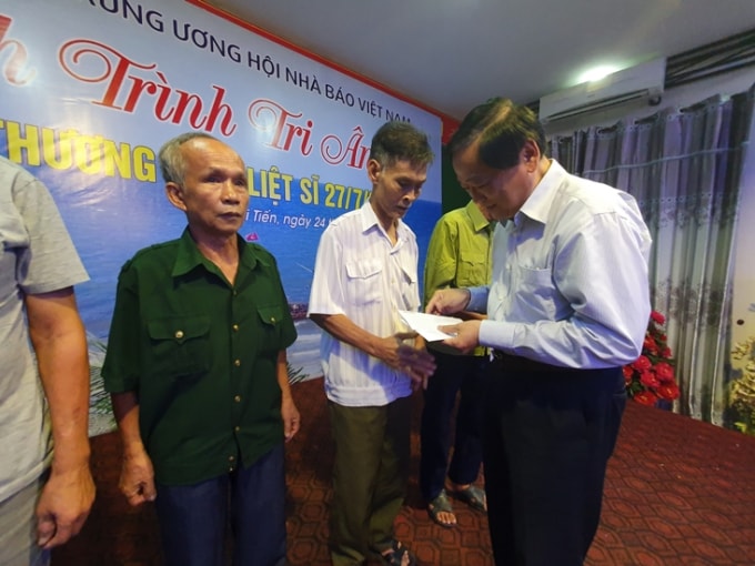 TS. Mai Đức Lộc - Phó Chủ tịch Hội nhà báo Việt Nam trao quà tới các thương, bệnh binh tại huyện Hoằng Hóa