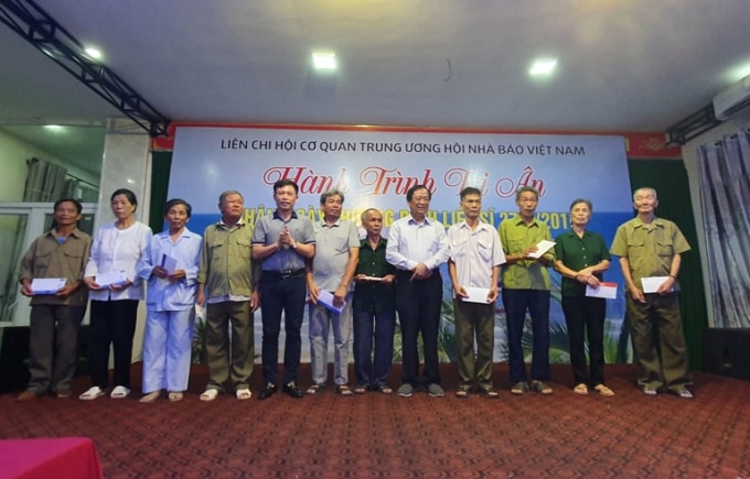 Các thương, bệnh binh cảm ơn tình cảm của lãnh đạo Trung ương Hội nhà báo Việt Nam và các nhà hảo tâm