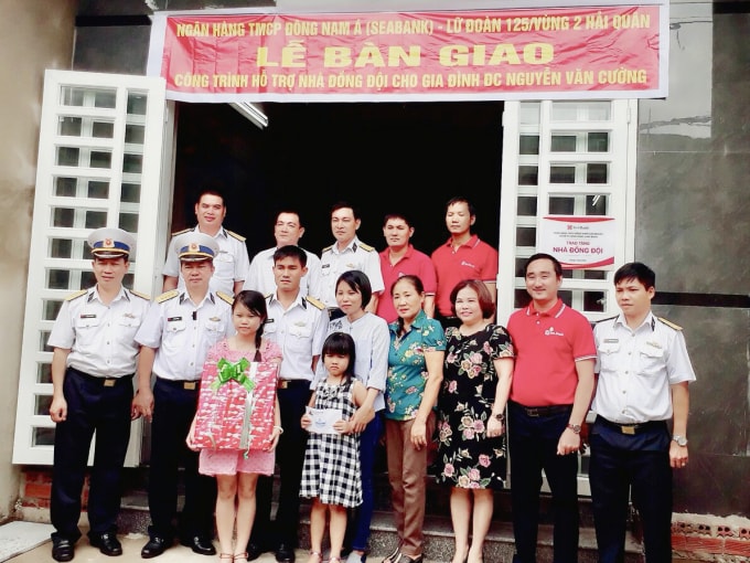 Đại diện các đơn vị chụp ảnh lưu niệm tại lễ bàn giao nhà. Ảnh: SEABank