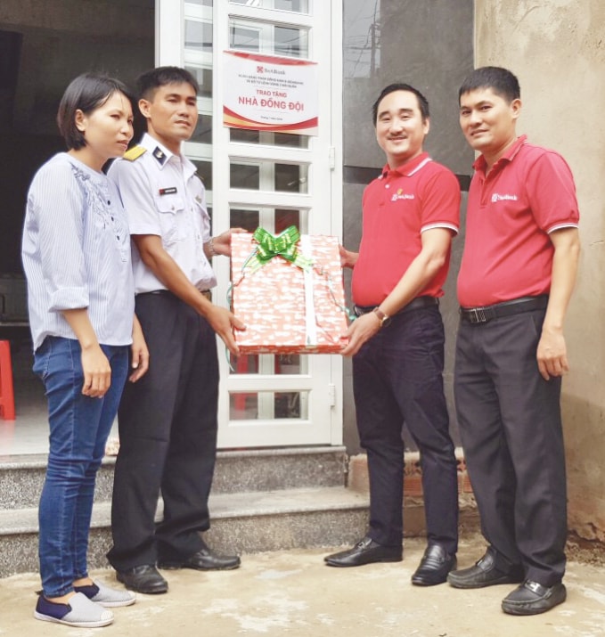 Đại diện SeABank tặng quà gia đình Trung úy Nguyễn Văn Cường. Ảnh: SEABank