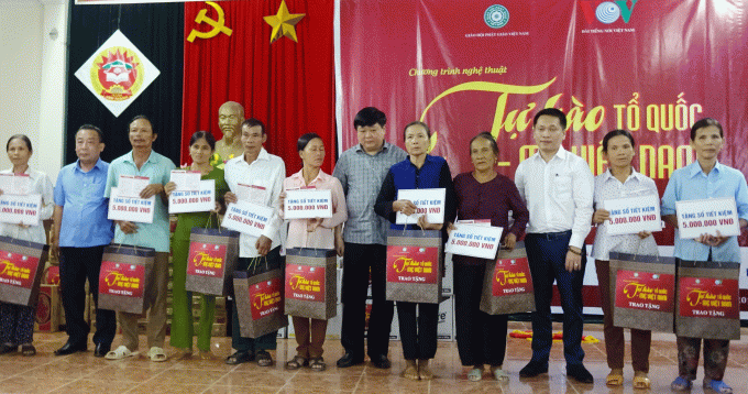 Đồng chí Nguyễn Thế Kỷ, Ủy viên Trung ương Đảng, Tổng Giám đốc Đài Tiếng nói Việt Nam trao quà cho các gia đình chính sách ở huyện Yên Thành. Ảnh: Thái Hồng