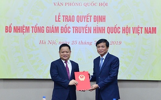 Tổng Thư ký Quốc hội, Chủ nhiệm Văn phòng Quốc hội Nguyễn Hạnh Phúc trao Quyết định bổ nhiệm Tổng Giám đốc Truyền hình Quốc hội Việt Nam cho ông Vũ Minh Tuấn. Ảnh: VGP