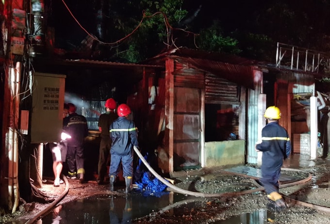 Xưởng gỗ tư nhân ở đường Đặng Văn Ngữ cháy dữ dội trong đêm.