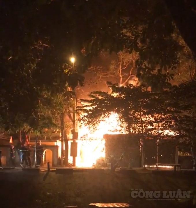 Lửa bùng phát dữ dội trong đêm khuya.