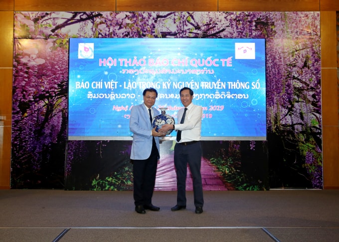 Chủ tịch Hội Nhà báo Việt Nam Thuận Hữu trao tặng quà lưu niệm cho Chủ tịch Hội Nhà báo Lào Savankhone Razmountry.
