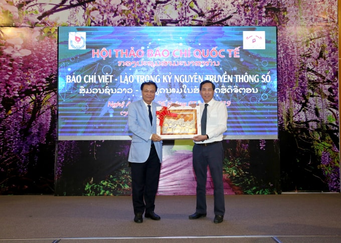Hội Nhà báo Lào trao tặng quà lưu niệm cho Hội Nhà báo Việt Nam