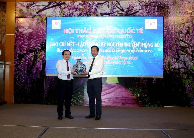 Chủ tịch Hội Nhà báo Việt Nam Thuận Hữu trao tặng quà lưu niệm cho đại diện lãnh đạo tỉnh Nghệ An
