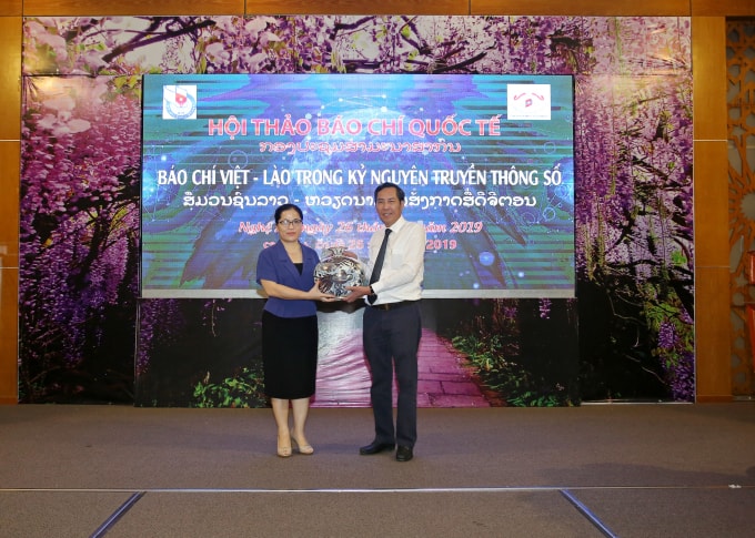 Chủ tịch Hội Nhà báo Việt Nam Thuận Hữu trao tặng quà lưu niệm cho đại diện lãnh đạo thị xã Cửa Lò (Nghệ An)