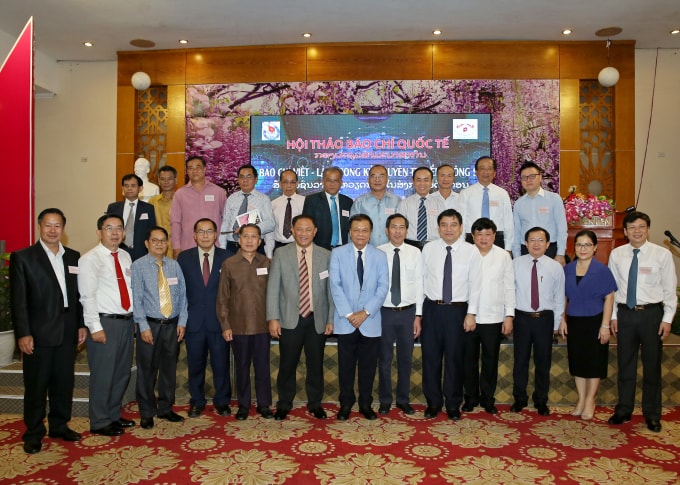 Hội Nhà báo hai nước Việt Nam và Lào chụp ảnh lưu niệm tại Hội thảo quốc tế