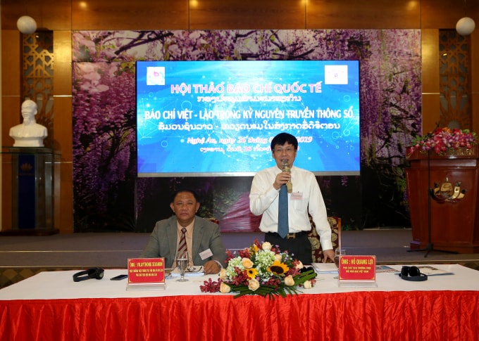 Đồng chí Hồ Quang Lợi, Phó Chủ tịch Thường trực Hội Nhà báo Việt Nam và đồng chí Vilaythong Sixanon, Viện trưởng Viện Thông tin, Văn hóa và Du lịch, Phó Chủ tịch Hội Nhà báo Lào đồng chủ trì phiên thảo luận.
