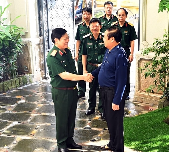 Đại tướng Ngô Xuân Lịch đến thăm Đại tướng Phùng Quang Thanh tại nhà riêng. Ảnh BQP