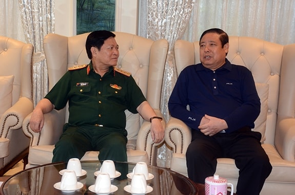Đại tướng Ngô Xuân Lịch trò chuyện với Đại tướng Phùng Quang Thanh. Ảnh BQP