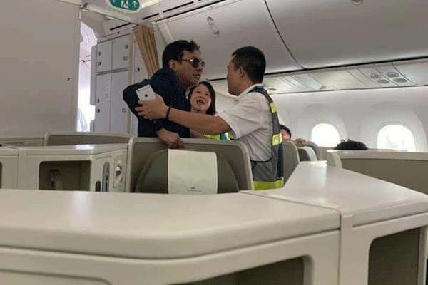 Nam hành khách say xỉn vẫn được lên máy bay.