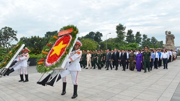 Đoàn đại biểu tới dâng hoa, dâng hương tại Nghĩa trang liệt sĩ TP. HCM. Ảnh: SGGP.