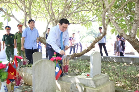 Phó Thủ tướng Vương Đình Huệ thắp hương tại phần mộ các liệt sĩ. Ảnh: VGP