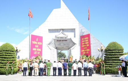 Các đại biểu dâng hương tưởng nhớ các liệt sĩ tại Nghĩa trang Liệt sĩ quốc tế Việt-Lào. Ảnh: VGP