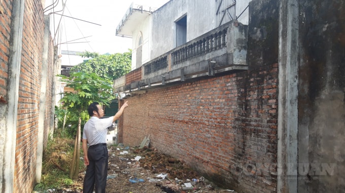 Ông Khâm đau xót khi nhìn thấy công trình xây dựng nhà ông đang xuống cấp khi phải chờ xét xử gần 10 năm, giờ chờ thêm thời gian thi hành án. (Ảnh: Minh Thiên)