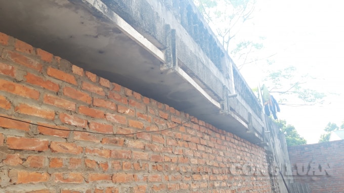 TAND cấp cao tại Hà Nội đã yêu cầu buộc ông Nguyễn Văn My và bà Phan Thị Tiếp phải tháo dỡ phần mái nhà nhô ra (mái le) của mái nhà tầng một và mái nhà tầng hai. (Ảnh: Minh Thiên)