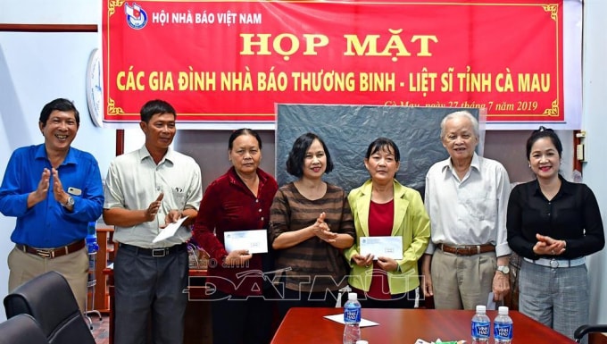 Dịp này, có 6 phần quà, mỗi phần trị giá 2 triệu đồng, được trao tặng cho các gia đình nhà báo anh hùng, liệt sĩ, thương binh. Ảnh: Mộng Thường