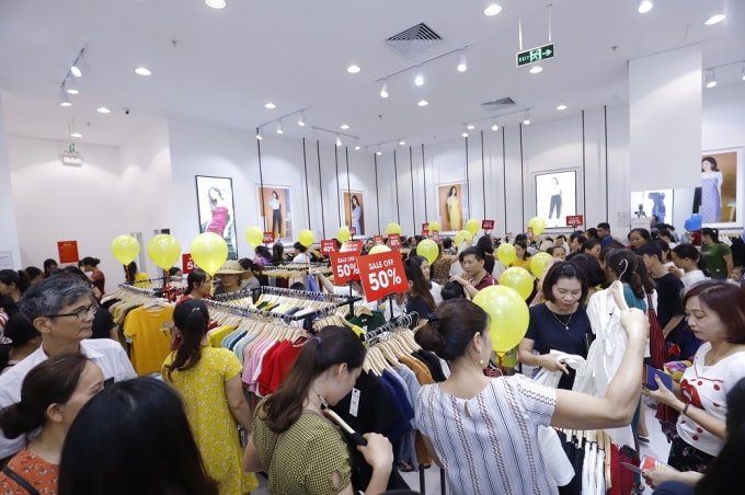 Các chương trình khuyến mại ưu đãi đã mang tới cơ hội shopping “cực đã” khiến các chị em phụ nữ “thả ga” mua sắm.
