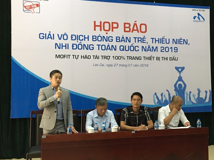 Ông Đặng Thanh Hải - Công ty Mofico giải thích về hệ thống bàn mới dành riêng cho thiếu niên, nhi đồng. Ảnh: V.H