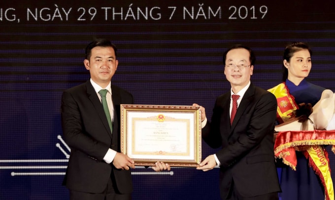 Ông Huỳnh Hà Phương – Tổng Giám đốc Công ty CP ĐT Phú Cường Kiên Giang đón nhận bằng khen của Thủ tướng Chính Phủ. (Ảnh - CK)